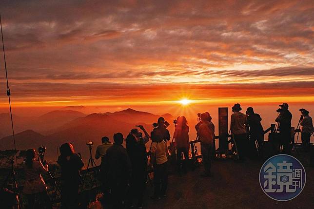 秋冬有不少遊客等候在二延平步道最高處觀景平台，欣賞夕陽雲海。