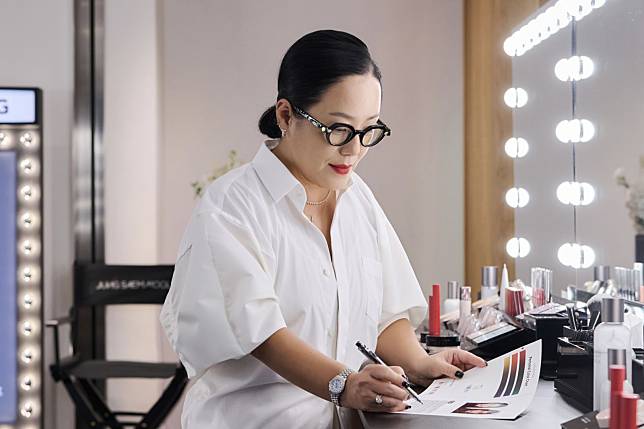 Jung Saem Mool explains colour correction theory to us (Photo: courtesy of JSM Beauty)