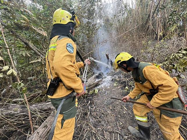 高雄市內門區與杉林區的山林大火延燒了將近5天之後，昨天深夜終於撲滅。（圖：高雄市消防局提供）