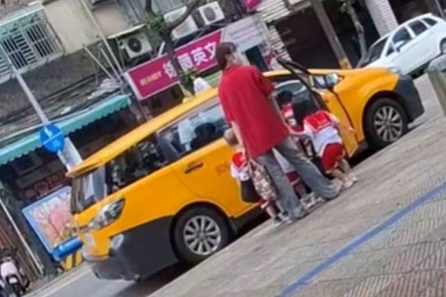 新北私幼違規超載，用私家車載15名幼童，副駕擠爆、師抱娃當氣囊遭罰9萬。圖／翻攝自Threads ＠a0927370015