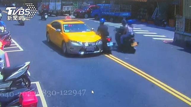 江姓騎士逆向超車時不慎與計程車發生擦撞。（圖／TVBS）