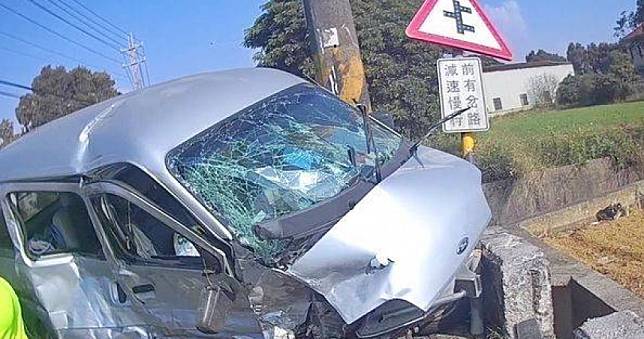 廂型車無故失控！先撞電線杆再撞對向來車　車頭扭曲變形損毀嚴重