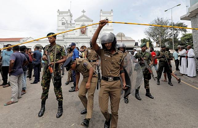 斯里蘭卡今(21)日驚傳3棟教堂與3棟高級飯店接連發生6次爆炸，目前傳出至少158人死亡，死者中有35名外國人，並造成超過4百人受傷。(路透)