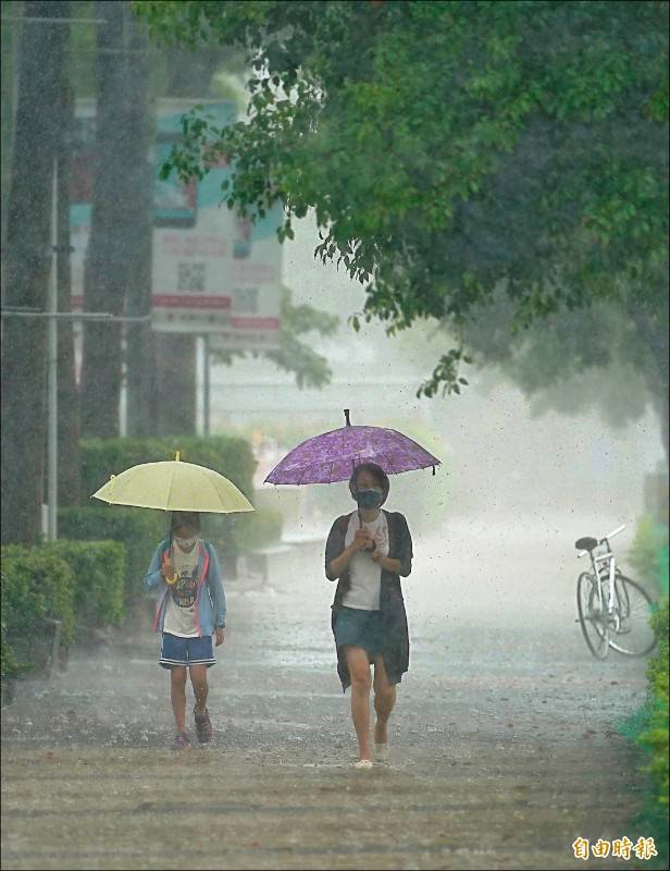 北部地區降雨酸度偏高，環保署提醒民眾不要淋雨。(記者黃志源攝)