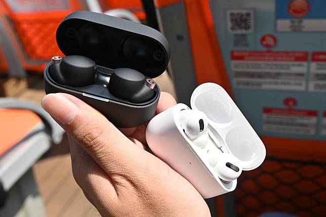 左為 Sony WF-1000XM4、右為蘋果 AirPods Pro (圖／記者黃肇祥攝)