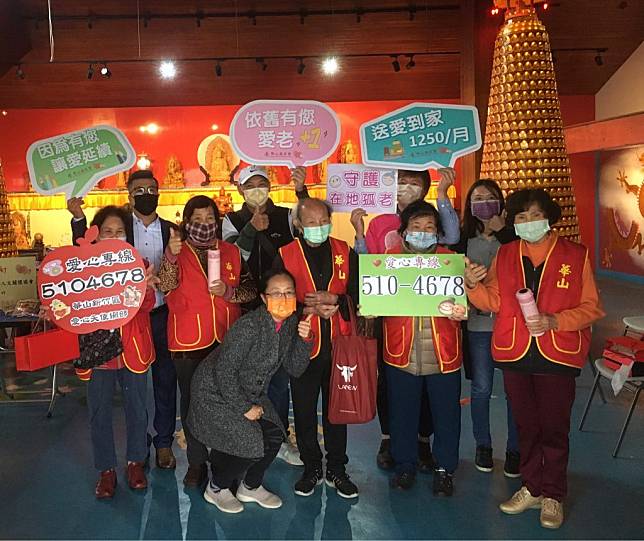 防疫祈福求平安，華山基金會為新竹縣市1100名長者點上光明燈。（記者彭新茹攝）