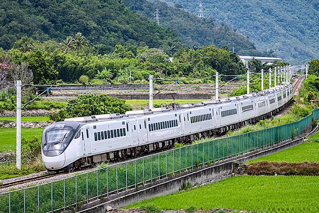 台鐵EMU3000新自強號，新增11班設有自由座車廂的列車(圖/擷自　維基百科)