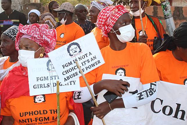 3月18日，甘比亞議會外反對廢除割禮禁令的示威者。 Photo: Gamcotrap Gambia