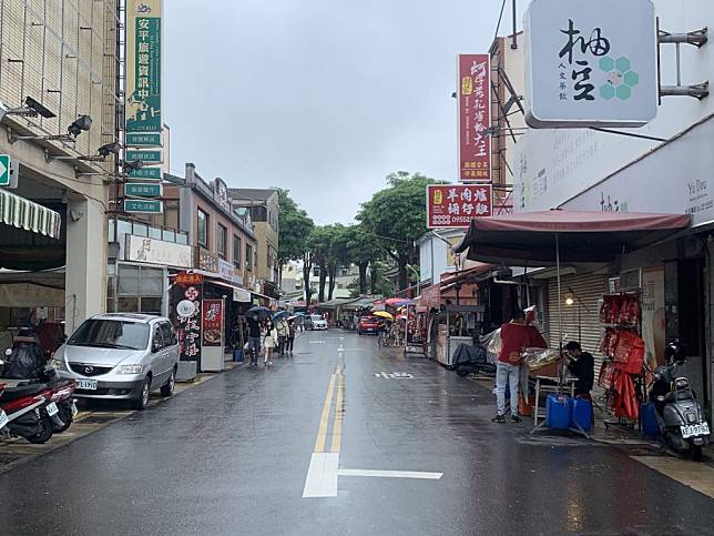 受下雨及新冠肺炎疫情影響，安平老街十四、十五日週休二日兩天，遊客大幅減少。 （記者陳銀全攝）