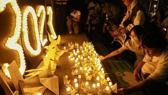 行人團體「還路於民」燭光白紙鶴交通傷亡步行悼念活動。廖瑞祥攝