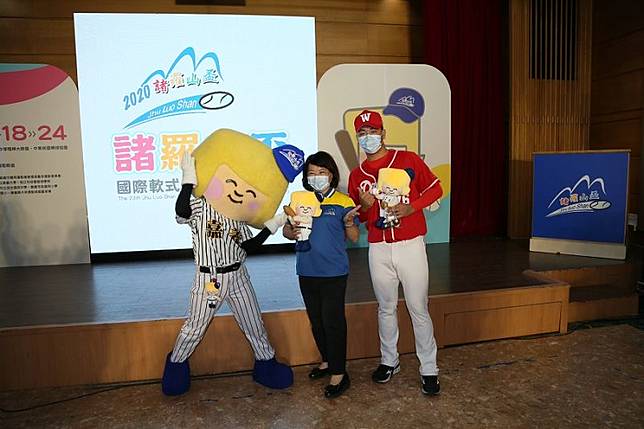 黃敏惠市長與勇媽娃娃吉祥物、代言人劉崇聖。(圖／嘉義市政府提供）
