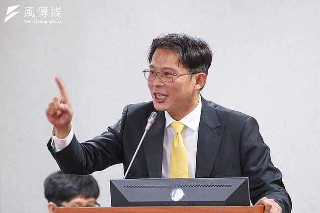 對於日前在司法法制委員會質詢時播放的「示範帶」惹議，民眾黨總召黃國昌回應，側翼亂抹黑， 這才是腳尾飯2.0。（顏麟宇攝）