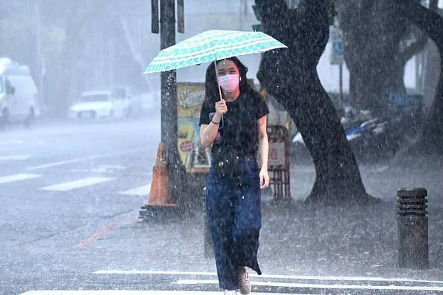 氣象局針對13縣市發佈大雨特報。（資料照片/張哲偉攝）