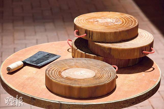 松木卸力——松木較一般木料軟身，製作的砧板可卸走斬劈時產生的部分震盪力。（黃志東攝）