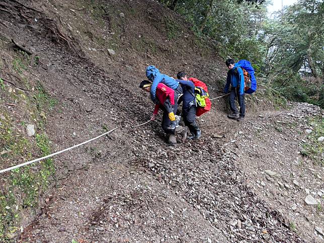 登山客於觀高坪右腳踝骨折　搜救人員輪流揹負下山送醫