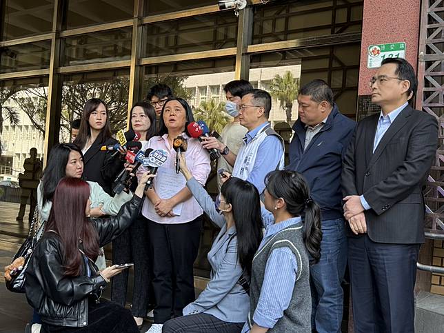 國民黨立委陳玉珍等人二十四日到台北地檢署告發「山除薇害－罷免王鴻薇」成員涉及偽造文書、違反個人資料保護法等罪。 (中央社)