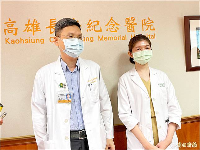 高雄長庚感染科主任李允吉(左)、副主任陳怡君，昨說明針對SARS感染者與未感染者施打疫苗的效價研究。(記者許麗娟攝)