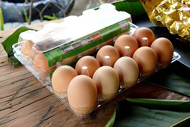 農委會今天在行政院會後記者會表示，目前每天缺120萬顆蛋，已經緊急啟動「南蛋北送」，並從澳洲、美國緊急進口雞蛋，滿足國內需求，預計農曆過年後的2月中旬開始，將從澳洲每週進口至少一貨櫃(約60萬顆蛋)。(資料照)