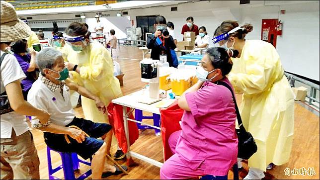 保護自己也保護他人，台東市長者接種AZ疫苗意願高。(記者陳賢義攝)