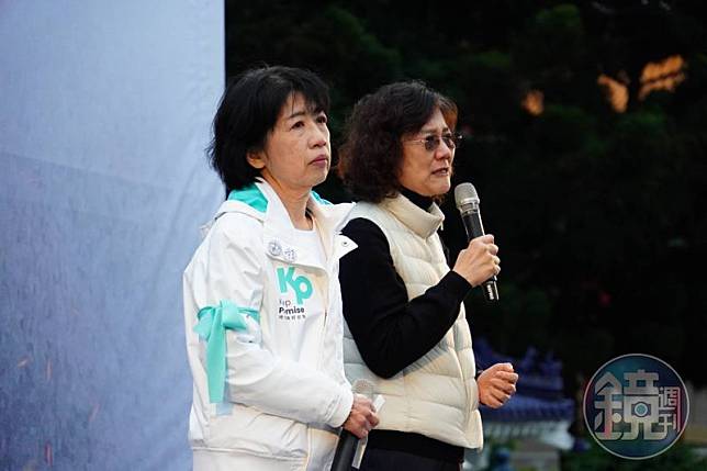 民眾黨「111釘孤枝」活動，柯文哲胞妹柯美蘭、妻子陳佩琪上台致詞。