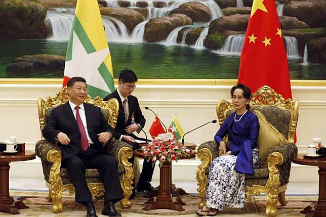 中國國家主席習近平與緬甸國務資政翁山蘇姬（AP）