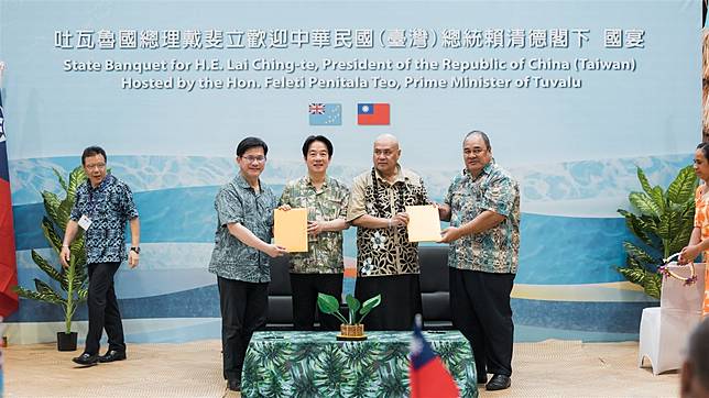 總統賴清德「繁榮南島 智慧永續」之旅於當地時間4日上午抵達友邦第2站吐瓦魯。期間，臺吐雙方正式簽署深化全面夥伴關係聯合公報及合作意向書，持續推動吐瓦魯海底電纜佈建工作，以提升聯外通訊品質，開啟兩國合作的新篇章。（總統府提供）