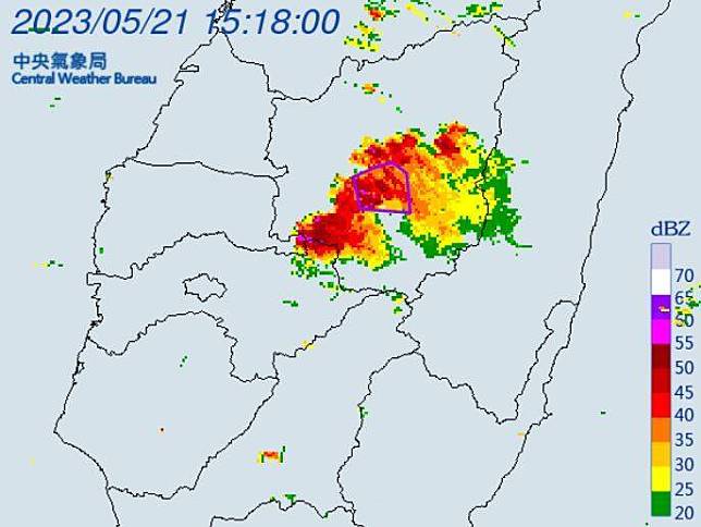 下午3點29分，氣象局針對南投縣水里鄉、信義鄉發布大雷雨即時訊息，提醒當地民眾慎防劇烈降雨、雷擊。(圖擷自中央氣象局)