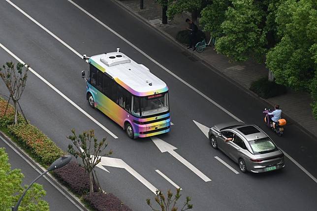 An autonomous driving minibus runs on a road in Yuhang District, Hangzhou City, east China's Zhejiang Province, May 22, 2024. (Xinhua/Huang Zongzhi)