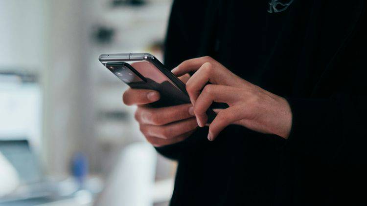 討論牆 | 驚見老婆外遇8男　人夫懊悔：我錯了不該看她手機 | LINE TODAY