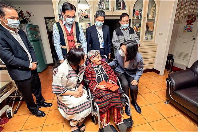 文面國寶林智妹是全國最後一位泛泰雅族的文面長輩，昨天由救護車送回家，傍晚6點10分離開，享耆壽104歲。(總統府提供)