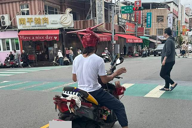 有網友分享，自己在路上巧遇桃園知名的「龍蝦哥」，原本被他的舉動嚇到，沒想到留言區卻釣出一票在地人曝光他的真實為人，讓不少網友瞬間改觀。圖／取自Threads @pingfang_c