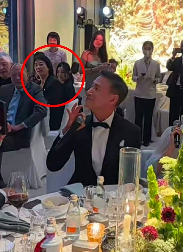 鄭伊健與老婆蒙嘉慧罕見公開同框（紅圈處）。翻攝香港TVB資訊台微博