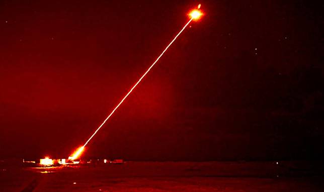 英國國防部本月發布了一段紀錄雷射定向能量武器「龍火」（DragonFire）在 1 月份實測中，成功打擊空中目標的影片。 圖：取自英國國防部官網
