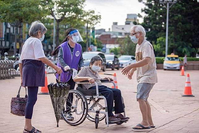 台灣高齡人口增加，4縣市提前進入「超高齡」社會。示意圖。（取自鄭文燦臉書）