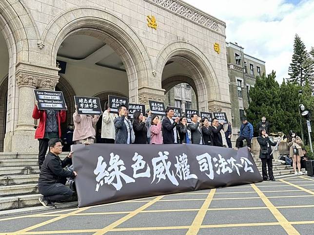 民眾黨代理主席黃國昌（前左4立者）7日在司法院大門口舉行「綠色威權，司法不公」記者會，主張綠色黨國體制摧毀司法獨立，呼籲民眾1月11日司法節當天上街頭。中央社記者劉世怡攝114年1月7日