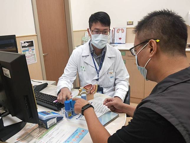 醫師董聖雍說，「嵌頓性包莖」是指無法順利把包皮推回原位，而卡在龜頭下方，是泌尿科急症之一。（安南醫院提供）