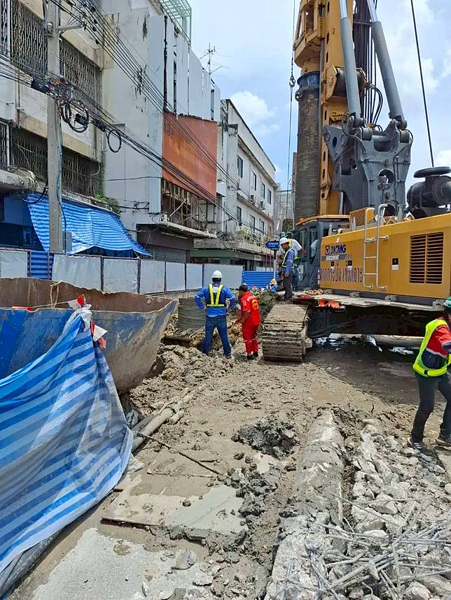 เกิดเหตุระทึกขวัญคนงานก่อสร้างโครงการรถไฟฟ้าใต้ดิน พลัดตกบ่อลึกกว่า 10 เมตร บริเวณถนนหลานหลวง ซอย 6 ดินปากบ่อเกิดถล่มทับร่างซ้ำ เจ้าหน้าที่มูลนิธิร่วมกตัญญูพร้อมทีมกู้ภัยทางสูงเร่งรุดช่วยเหลือชีวิตอย่างเร่งด่วน