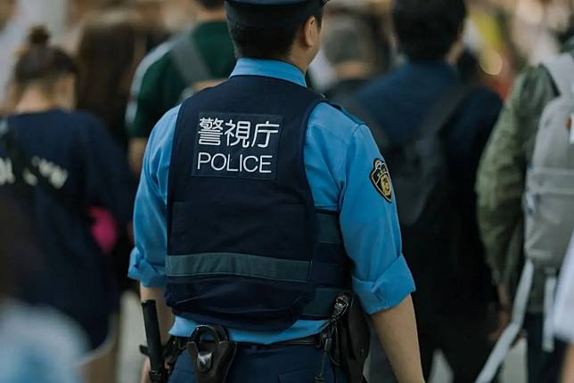 日本東京JR新宿站一名警察遭50多歲女子持剪刀襲擊。（示意圖／翻攝Pakutaso）
