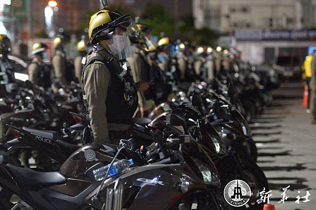 ตำรวจไทยตบเท้าร่วม ‘ปล่อยแถวตรวจ’ กวดขันเคอร์ฟิวช่วง ‘โควิด-19’ ระบาด