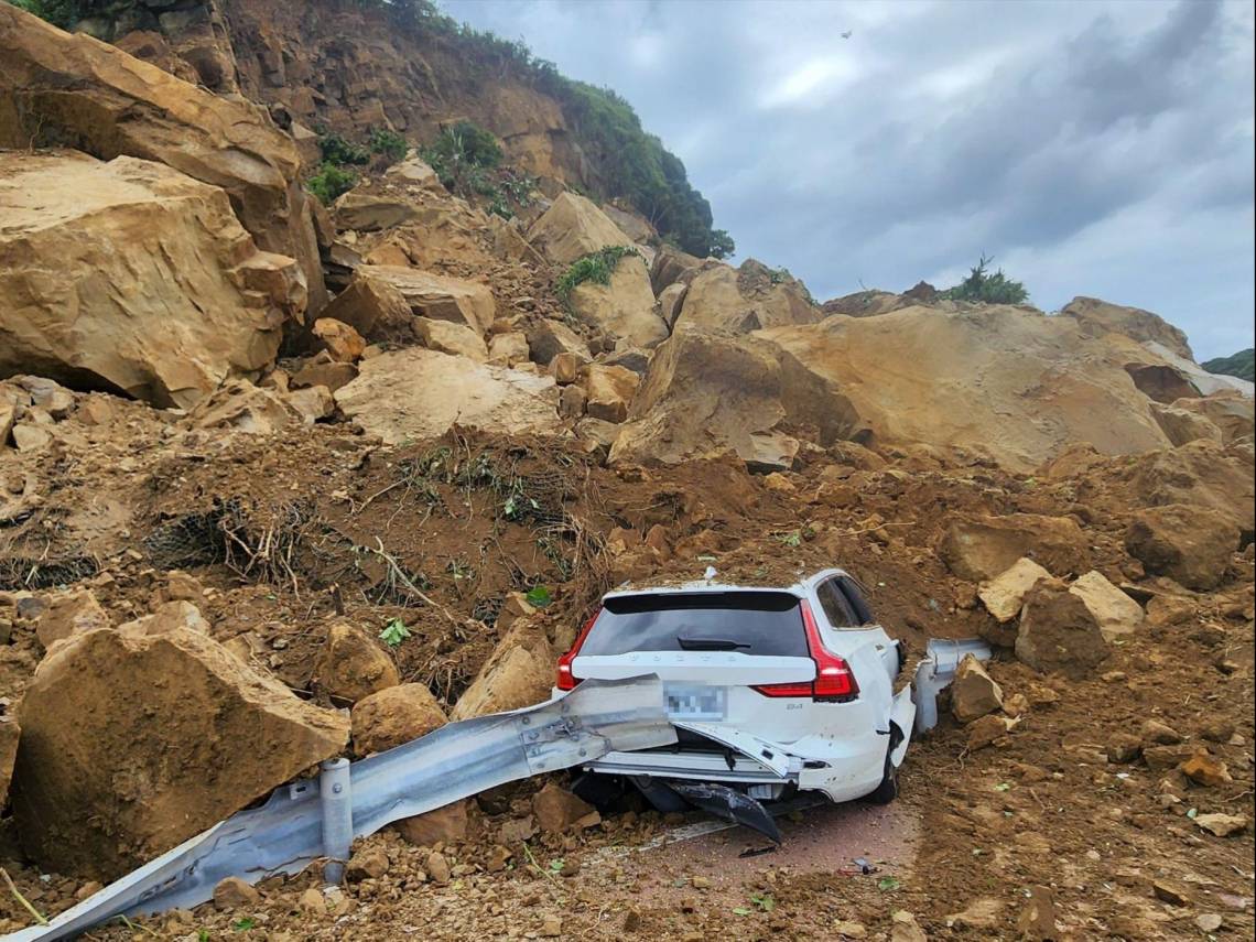 影／基隆潮境公園山崩！轟一聲30秒全埋掉他車被砸爛「石頭比我車子還大」、坍方10層樓高何時能搶通？ 今周刊 Line Today 8345