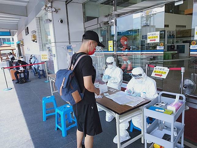 台南航空站班次目前只剩飛澎湖一週三班次，民航局也設置快篩站提供旅客篩檢。（記者林雪娟攝）