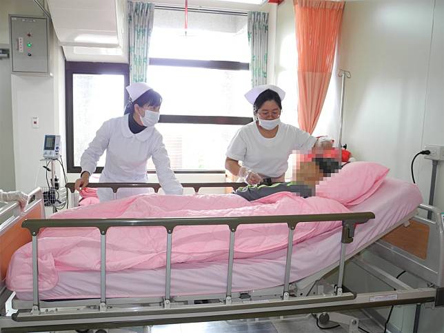 疫情仍持續燃燒，台東縣府宣佈延長醫院、長照機構禁止探病探視至五月底。（記者鄭錦晴攝）