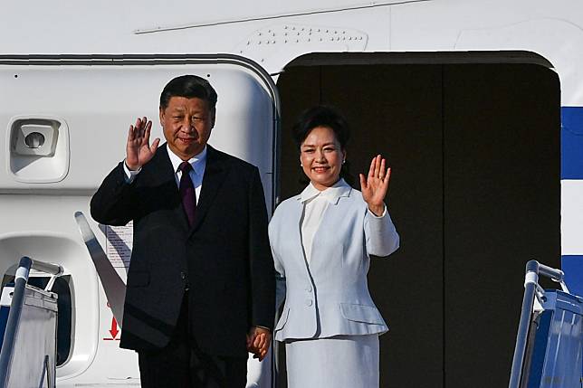 President Xi Jinping and his wife Peng Liyuan arrive at Macau's international airport. Photo: AFP