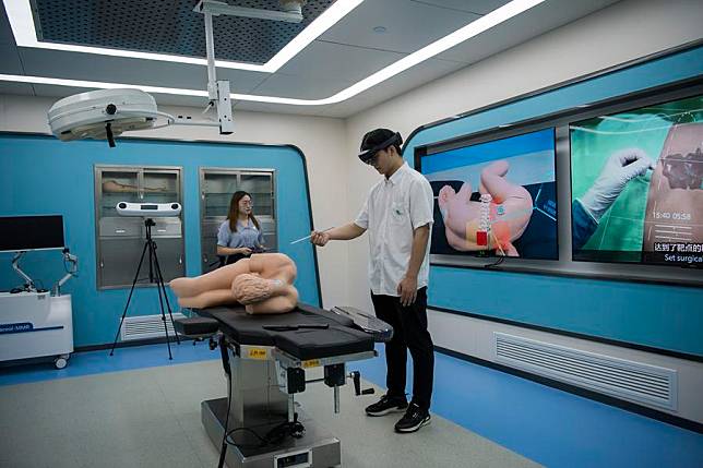 A staff member of Reacool Medical Technology Co., Ltd. demonstrates a digital surgery aided platform at a simulated operating room in the Vision Valley of China in Wuhu City, east China's Anhui Province, Sept. 20, 2024. (Photo by Xiao Benxiang/Xinhua)