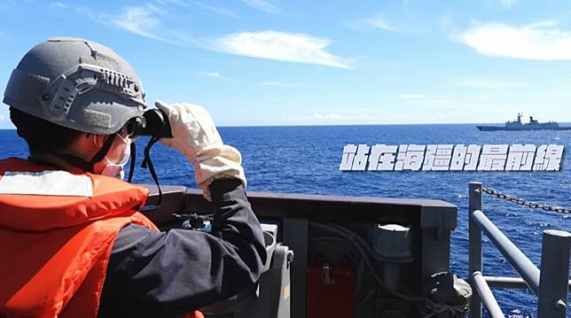 「中華民國」海軍馬公軍艦於我東部海域近距監控中共馬鞍山號艦與各型艦艇。   圖：翻攝自國防部發言人