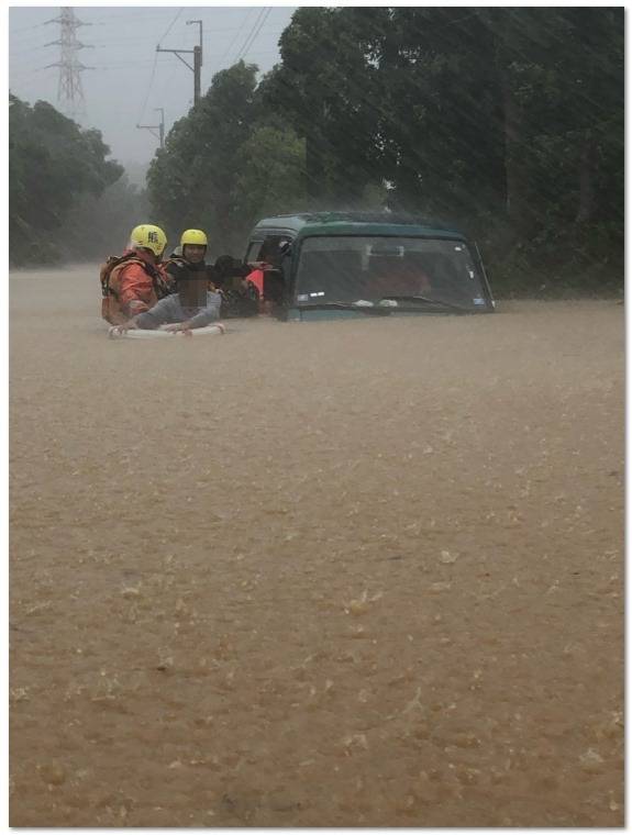台東縣鹿野鄉五十戶路大積水，水深逾半輛車高。   圖：翻攝回添史臉書