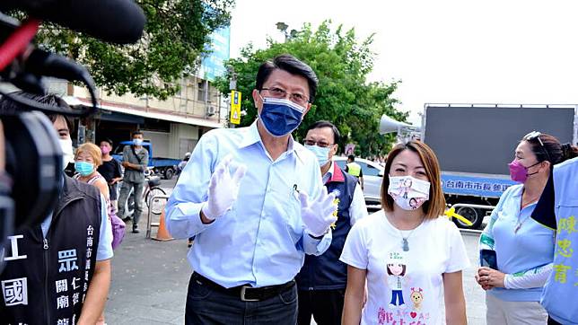 國民黨台南市長參選人謝龍介今天受訪時宣稱挺青年宜居，卻引發藍綠雙方陣營的競總發言人隔空交火。(謝龍介競選團隊提供)