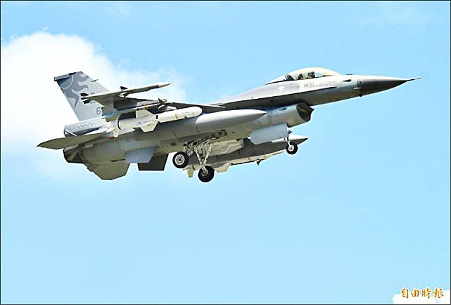 國防部昨公佈「F-16遠距精準武器」等三類飛彈採購案，已由駐美軍事代表團與美國在台協會(AIT)完成合約簽署，總金額為四五一億餘元。(資料照，記者游太郎攝)