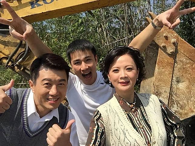 高欣欣（右）和傅子純（中）合作過多部八點檔，左為吳皓昇。翻攝自高欣欣臉書