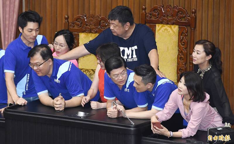 Re: [討論] 八卦板的人 現實是不是很可悲？